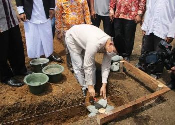 Gubernur Rohidin Mersyah Meletakkan Batu Pertama Pembangunan Ponpres Terpadu Al Ishlah Pondok Suguh