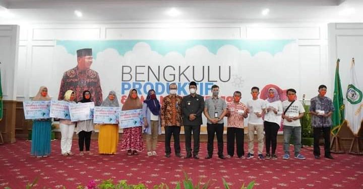 Plt. Gubernur Bengkulu Dedy Ermansyah Menyerahkan Bantuan Pelaku Usaha Mikro dan Penyerahan Kartu Prakerja
