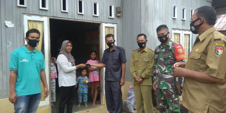 Desa Talang Baru | Pembagian Masker Untuk Warga Desa Dalam Rangka Protap Kesehatan di Tengah Pandemi Covid-19