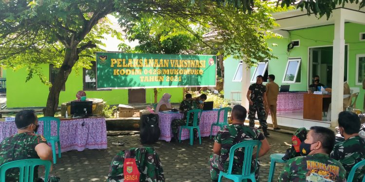 UPTD Puskesmas Ipuh Laksanakan Vaksinasi Covid-19 Anggota Koramil Ipuh Kodim 0428/Mukomuko