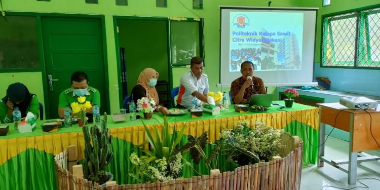 Sosialisasi Pendidikan “Politeknik Kelapa Sawit Citra Widya Edukasi (CWE) Goes To MAN 1 Mukomuko