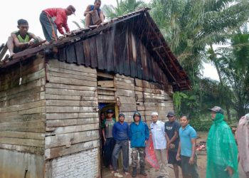 Hujan Disertai Angin Kencang ” Rumah Warga Desa Talang Gading Rusak
