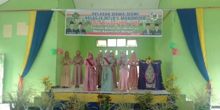 Keharuan Selimuti Pelepasan Siswa Kelas IX MTsN 1 Mukomuko