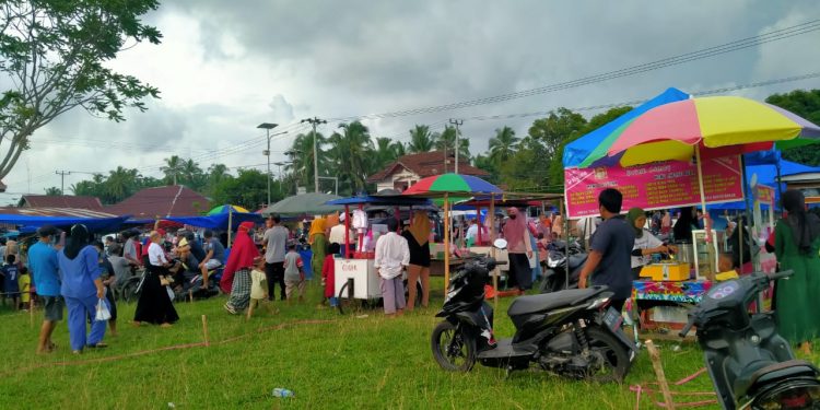 Hari Pertama Ramadhan 1442 H ,Pemburu Takzil Pasar Kaget Lapangan Desa Medan Jaya Mengantri