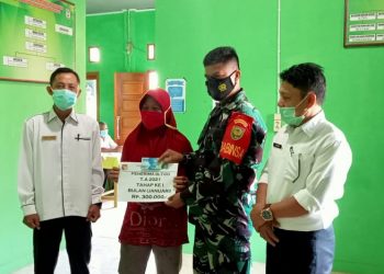 Di Momen Hari Kartini Desa Talang Baru Salurkan BLT-DD Tahap Pertama T.A 2021