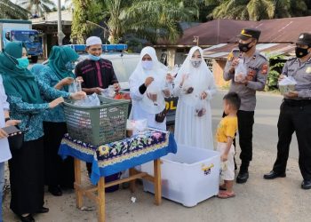 Ketua Ranting Bhayangkari Sungai Rumbai Bagi-bagi Takjil ke Pengguna Jalan