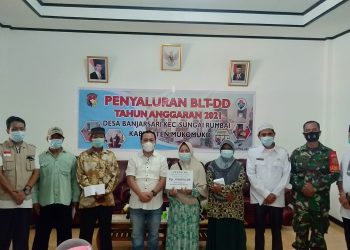 Sungai Rumbai | Bupati Mukomuko Ikut Serta Dalam Penyaluran BLT-DD Tahap 1 di Desa Banjar Sari