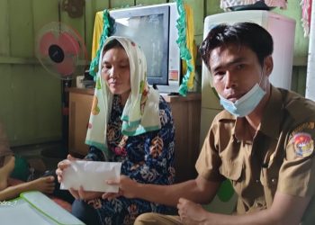 Pemdes Mundam Marap Datangi Kediaman Meta Salurkan Donasi