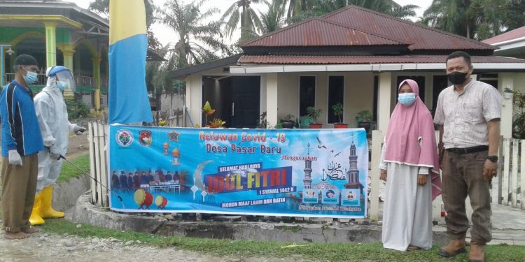 Pemdes dan Relawan Covid-19 Desa Pasar Baru Lakukan Penyemprotan Disinfektan ke Masjid Jelang Sholat Idul Fitri