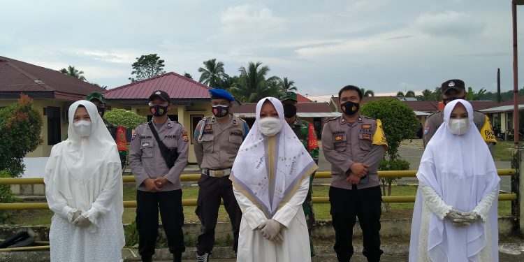 Penghujung Ramadhan 1442, Bhayangkari Ranting Mukomuko Selatan Bagi-bagi Takjil dan Masker Ke Pengguna Jalan