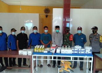 Relawan Covid-19 Desa Pasar Baru Bagikan Masker dan Hand Sanitizer ke Rumah Warga