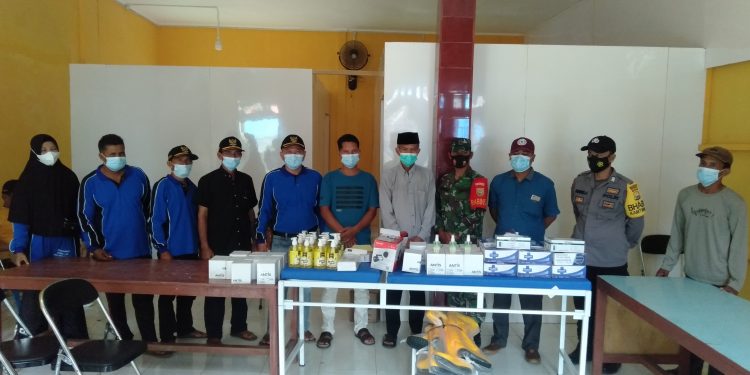 Relawan Covid-19 Desa Pasar Baru Bagikan Masker dan Hand Sanitizer ke Rumah Warga