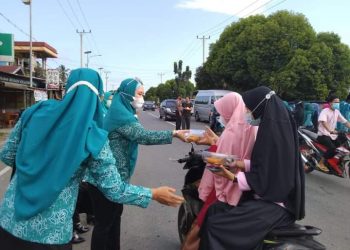 Srikandi Mukomuko “ TP-PKK Kabupaten Mukomuko Bagikan Takjil di Kecamatan Ipuh