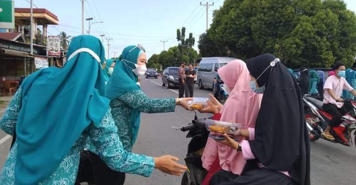 Srikandi Mukomuko “ TP-PKK Kabupaten Mukomuko Bagikan Takjil di Kecamatan Ipuh
