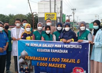 PIK-R Galaxy MAN 1 Mukomuko “ Berbagi 1000 Takjil dan 1000 Masker Ke Penguna Jalan