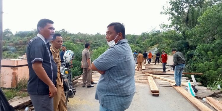 Setelah Viral Di Medsos, Jembatan Penghubung Kecamatan Malin Deman Diperbaiki