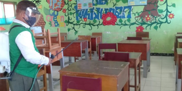 MAN 1 Mukomuko Gerakan Jumat Bersih dan Steril Covid-19 di Lingkungan Madrasah