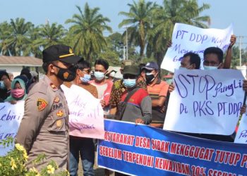 Ratusan Warga Sibak Gelar Aksi di Depan Kantor PT. DDP