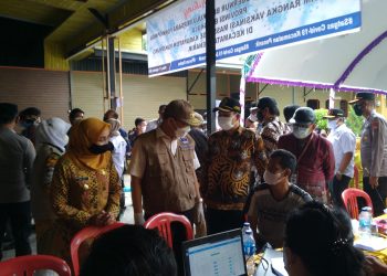 Gubernur Rohidin Beserta Forkopimda Hadiri Vaksinasi Warga Penarik Kabupaten Mukomuko