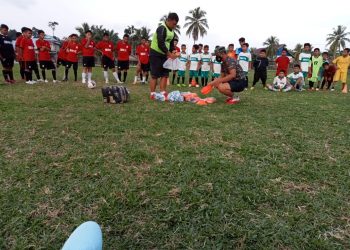 Tingkatkan Kualitas Anak Dimasa Pandemi, Babinsa Koramil 428-02/Ipuh Bagikan Peralatan Olahraga