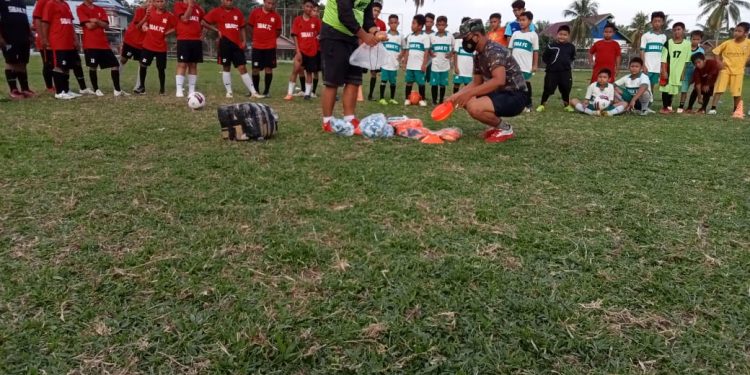 Tingkatkan Kualitas Anak Dimasa Pandemi, Babinsa Koramil 428-02/Ipuh Bagikan Peralatan Olahraga