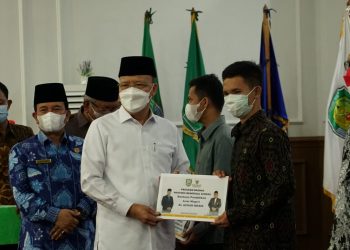 Gubernur Rohidin Salurkan Bantuan Zakat untuk Pendidikan dan UMKM