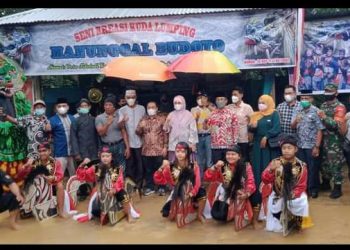 Bupati Sapuan Serahkan Gamelan dan Seragam Untuk Sanggar Seni Tari Kuda Lumping Manunggal Budoyo