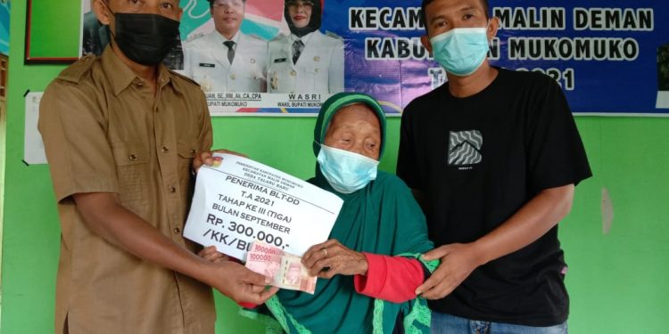 Kades Tegur 1 KPM Langgar Prokes Saat Penerimaan BLT-DD