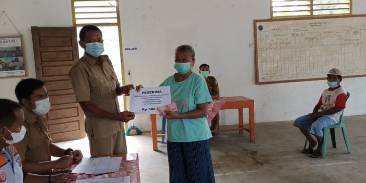 11 KPM Desa Padang Gading Terima BLT-DD Bulan September