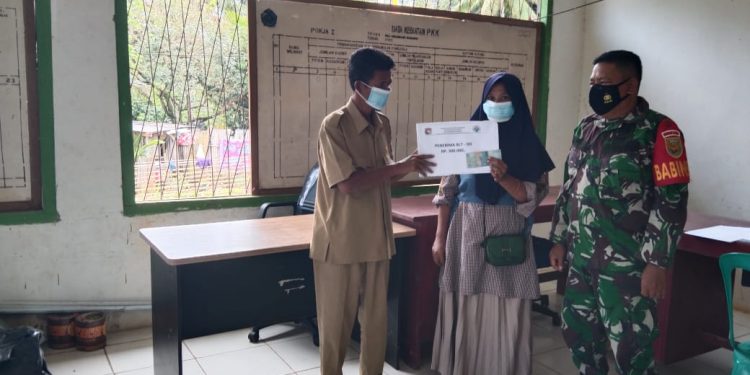 Penyaluran BLT-DD Desa Semambang Makmur, Kades Ajak Warga Terapkan 5M +1D