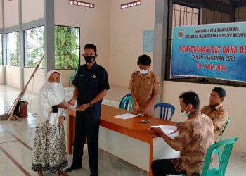 Temani Istri di RS, Kades Gajah Makmur Amanatkan Penyaluran BLT-DD Tetap Dilaksanakan