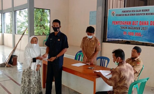Temani Istri di RS, Kades Gajah Makmur Amanatkan Penyaluran BLT-DD Tetap Dilaksanakan