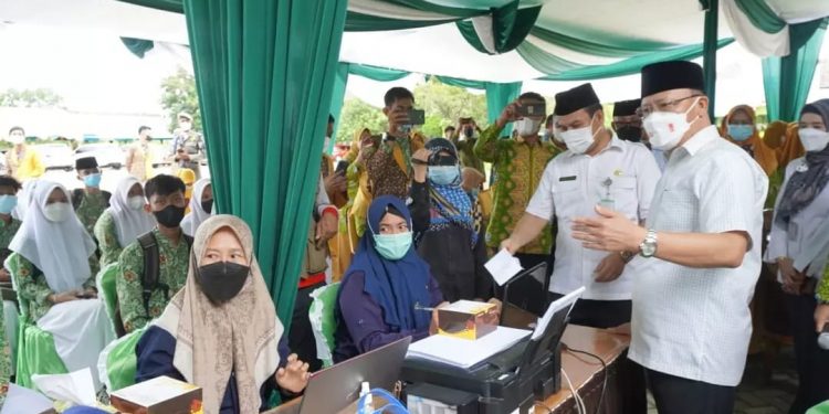 Tinjau Vaksinasi Pelajar, Gubernur Rohidin: Kalau Kurang Sehat Jangan Dipaksakan