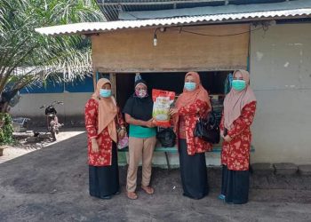 Peduli Masyarakat Kurang Mampu, Darma Wanita Kemenag Mukomuko Berbagi Sembako