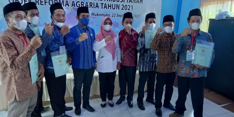 Dua Desa di Kecamatan Penarik Terima Sertifikat Redistribusi Tanah Objek Reforma Agraria Oleh Presiden RI
