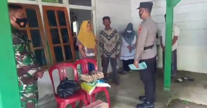 Polsek Sungai Rumbai Melaksanakan Giat Binrohtal Kepada Nakes Serta Kunjungi Warga Yang Sakit