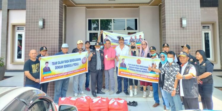 Team Gajah Mada Bekerjasama Dengan Komunitas Bengkulu Peduli Menyalurkan Bantuan