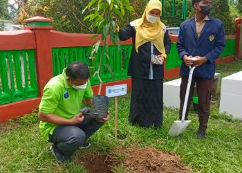 Kadis LH Kabupaten Mukomuko Beri Bantuan Bibit Tanaman & Tong Sampah di Momen Hari Sumpah Pemuda