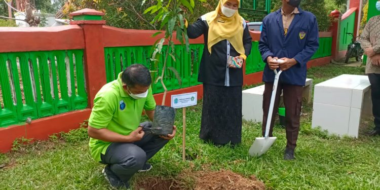 Kadis LH Kabupaten Mukomuko Beri Bantuan Bibit Tanaman & Tong Sampah di Momen Hari Sumpah Pemuda