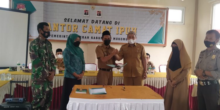 Pisah Sambut Camat Ipuh, Sepradanur Titipkan Kantor dan ASN