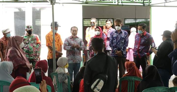 Dalam Rangka Peringatan HKN, Bupati & Wabup Mukomuko Sambangi Lokasi Vaksinasi Covid-19