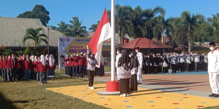 Peringati Hari Guru Nasional 2021, PGRI Kecamatan Ipuh Gelar Upacara Bendera