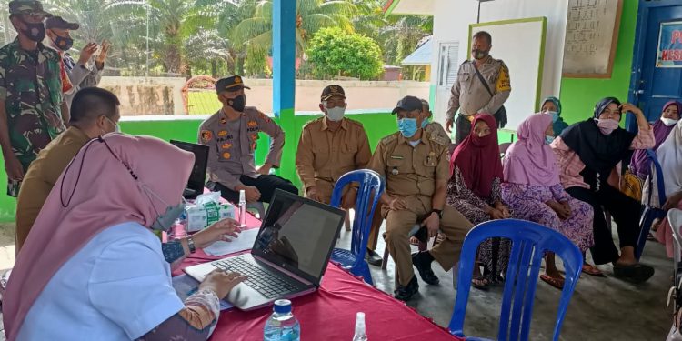 Kejar Target Herd Immunity, Pemdes Pulau Makmur Fasilitasi Vaksinasi Warga Desa