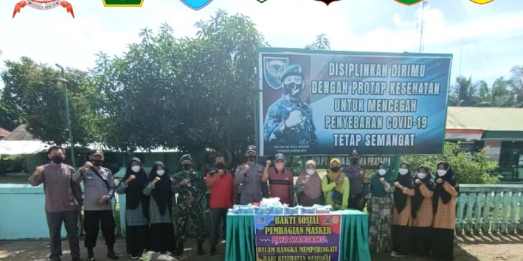 Peringati HKN, PMR MAN 1 Mukomuko & kabarbengkulu.id Bagi-bagi Masker