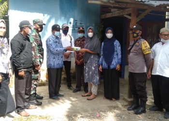 Ingatkan Kembali Prokes Covid -19, Pemdes Pulai Payung Bagikan Masker Ke Warga