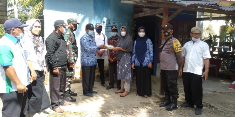 Ingatkan Kembali Prokes Covid -19, Pemdes Pulai Payung Bagikan Masker Ke Warga