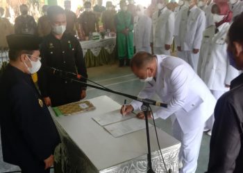 Lantik Kades Terpilih, Bupati Mukomuko : Kaji Kembali Untuk Berhentikan Perangkat Lama