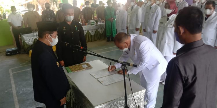 Lantik Kades Terpilih, Bupati Mukomuko : Kaji Kembali Untuk Berhentikan Perangkat Lama