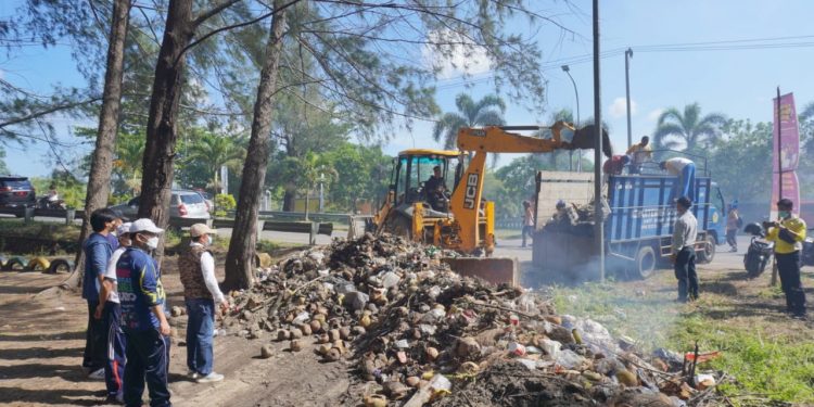 Bersama Unsur Masyarakat, Pemprov Bengkulu Geruduk Pantai Panjang