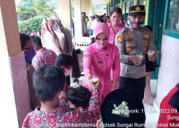 Sukseskan Program Vaksinasi Anak Usia 6-11Tahun, Kapolsek Sungai Rumbai Bagikan Bubur Kacang Hijau Gratis Sebanyak 1.205 Porsi